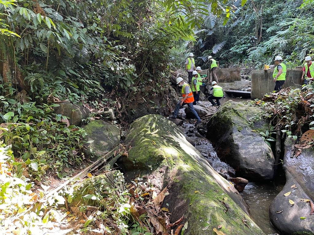 Dirut PDAM Tirtanadi Telusuri Hutan menuju Bron Aek Garut Batang Toru dengan Berjalan Kaki.
