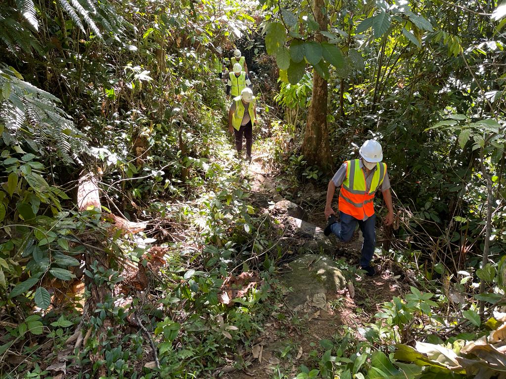 Dirut PDAM Tirtanadi Telusuri Hutan menuju Bron Aek Garut Batang Toru dengan Berjalan Kaki.
